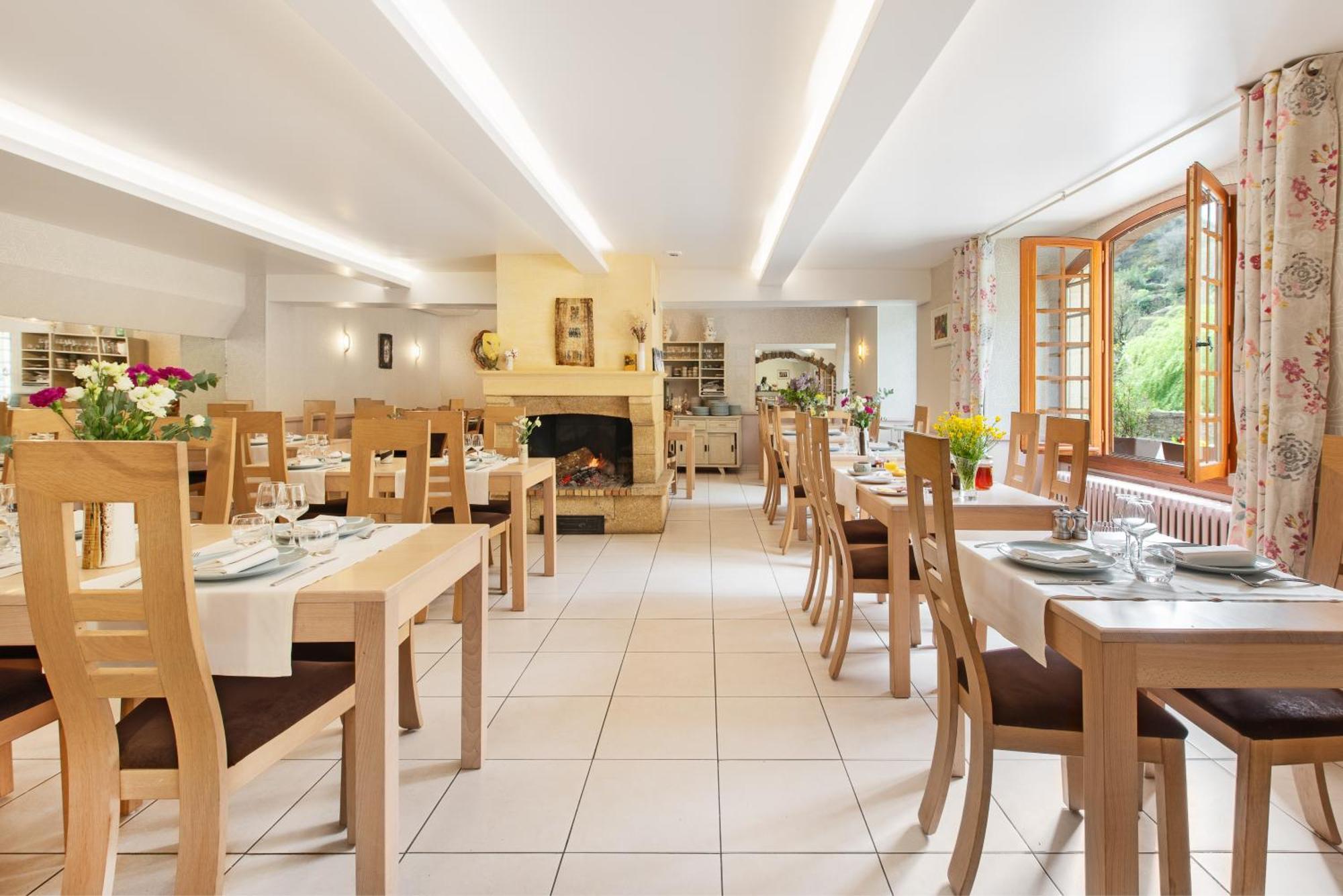 Hotel Restaurant Le Relays Du Chasteau - Logis Hotel Brousse-le-Chateau Exteriör bild
